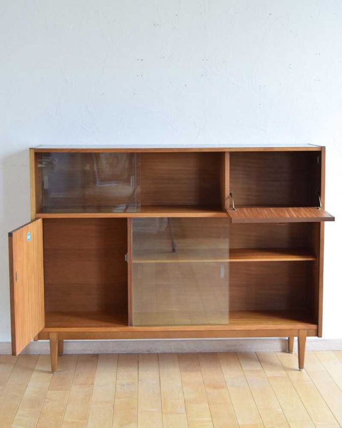 アンティークのキャビネット アンティーク家具 引き戸のヴィンテージ家具、Nathan(ネイサン)のガラスキャビネット。慣れ親しんだ引き戸タイプのたっぷり収納扉は日本人の私たち向けに引き戸。(x-1090-f)