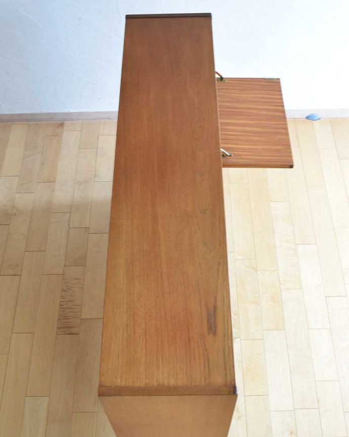 アンティークのキャビネット アンティーク家具 引き戸のヴィンテージ家具、Nathan(ネイサン)のガラスキャビネット。天板の塗装もキレイに仕上げましたヴィンテージの家具は修復方法が様々。(x-1090-f)