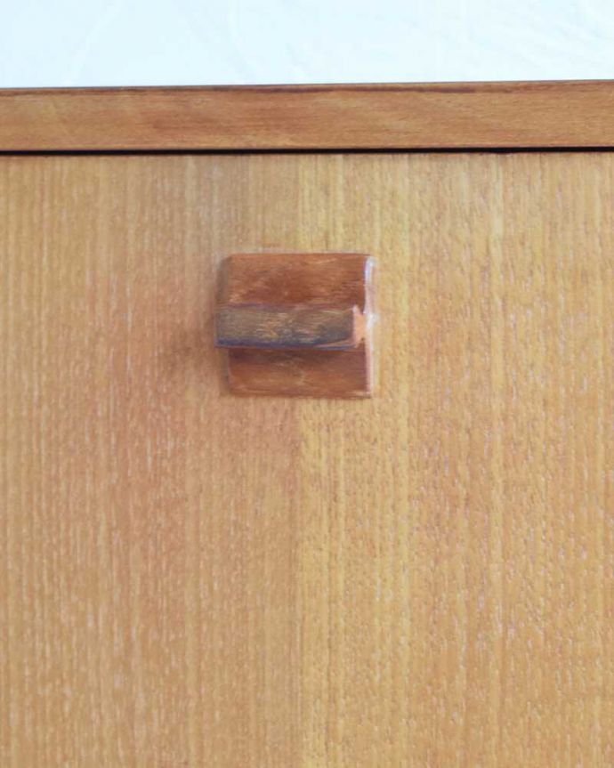 アンティークのキャビネット アンティーク家具 引き戸のヴィンテージ家具、Nathan(ネイサン)のガラスキャビネット。デザインの一部になっていますオシャレな取っ手のデザインは、家具のデザインの一部。(x-1090-f)