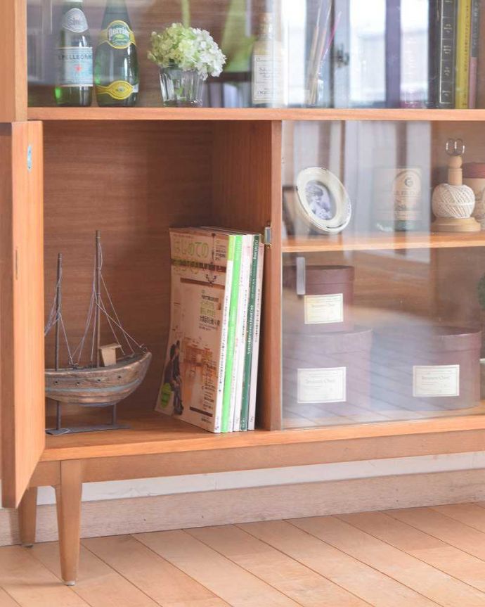 アンティークのキャビネット アンティーク家具 引き戸のヴィンテージ家具、Nathan(ネイサン)のガラスキャビネット。扉の中は収納たっぷりA4サイズの雑誌までしっかり収納出来ちゃう大きさ。(x-1090-f)