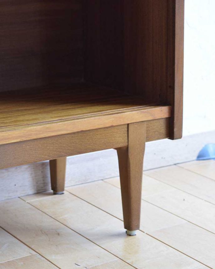 アンティークのキャビネット アンティーク家具 引き戸のヴィンテージ家具、Nathan(ネイサン)のガラスキャビネット。スッキリとした脚の裏には…Handleの家具の脚裏にはフェルトキーパーをお付けしています。(x-1090-f)