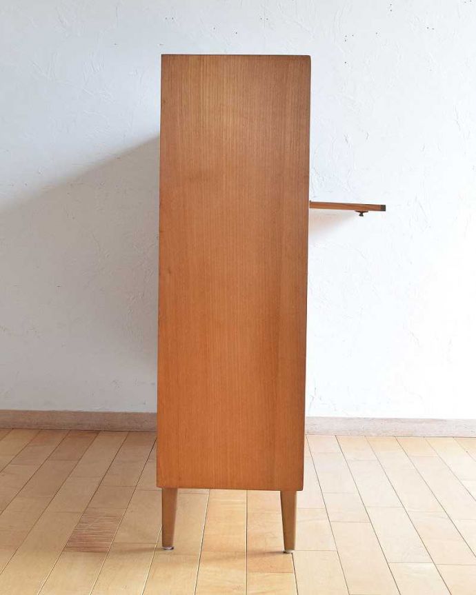 アンティークのキャビネット アンティーク家具 引き戸のヴィンテージ家具、Nathan(ネイサン)のガラスキャビネット。横から見てもスッキリどこから見てもスッキリとしてステキなヴィンテージ家具。(x-1090-f)