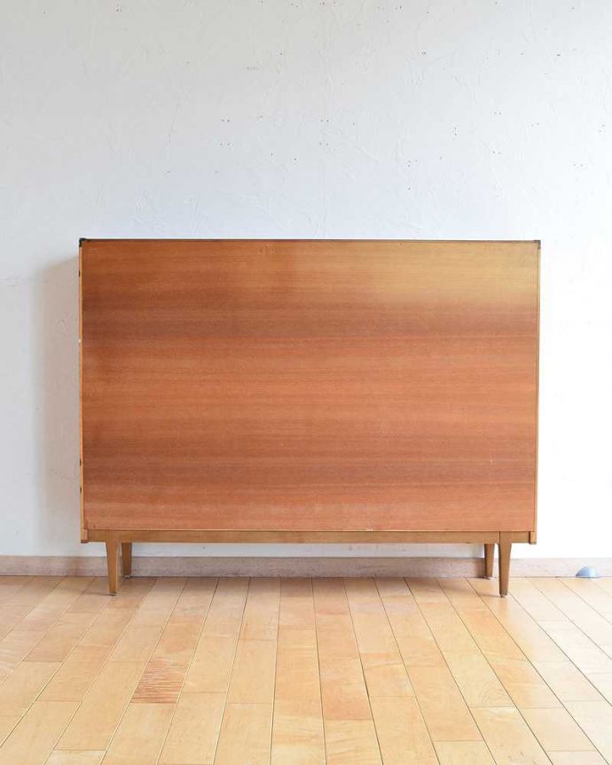 アンティークのキャビネット アンティーク家具 引き戸のヴィンテージ家具、Nathan(ネイサン)のガラスキャビネット。後ろ姿もキレイですビンテージは新品ではないので、もちろん経年変化によるキズはあります。(x-1090-f)