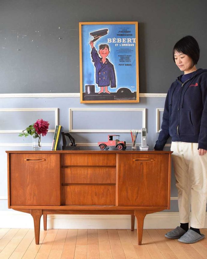 サイドボード　アンティーク家具　北欧スタイルのオシャレなヴィンテージ家具、使いやすいサイズのサイドボード。人気のヒミツは北欧スタイルのデザインやっぱりスッキリとカッコイイ北欧デザインが人気のサイドボード。(x-1091-f)