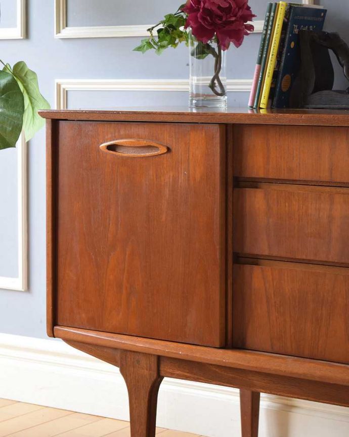 サイドボード　アンティーク家具　北欧スタイルのオシャレなヴィンテージ家具、使いやすいサイズのサイドボード。ヴィンテージ家具らしいあたたかさ。(x-1091-f)