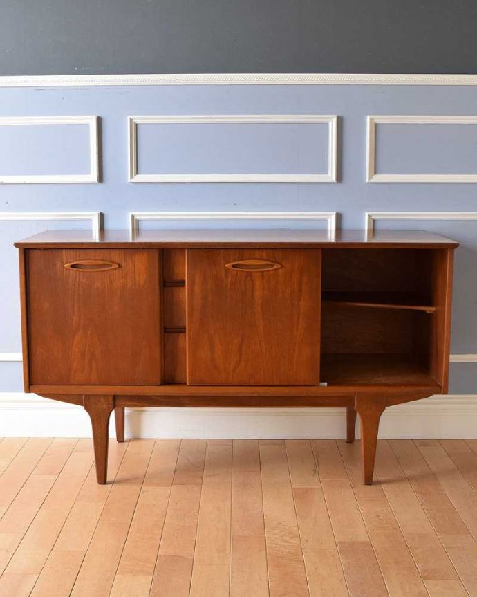 サイドボード　アンティーク家具　北欧スタイルのオシャレなヴィンテージ家具、使いやすいサイズのサイドボード。扉の奥はたっぷり収納扉を開けると、中にはたっぷりの収納。(x-1091-f)