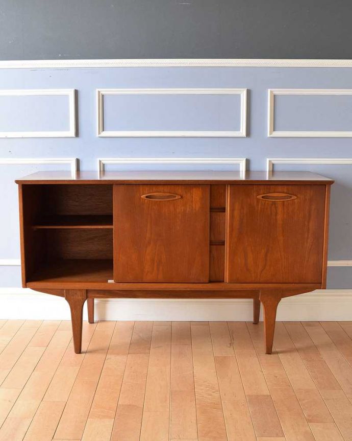 サイドボード　アンティーク家具　北欧スタイルのオシャレなヴィンテージ家具、使いやすいサイズのサイドボード。扉の奥はたっぷり収納ご希望の方にはさらにスッキリ収納できるようコード配線用の穴あけ加工を施してからお届けします（有料+3000円）お気軽にご連絡下さい。(x-1091-f)