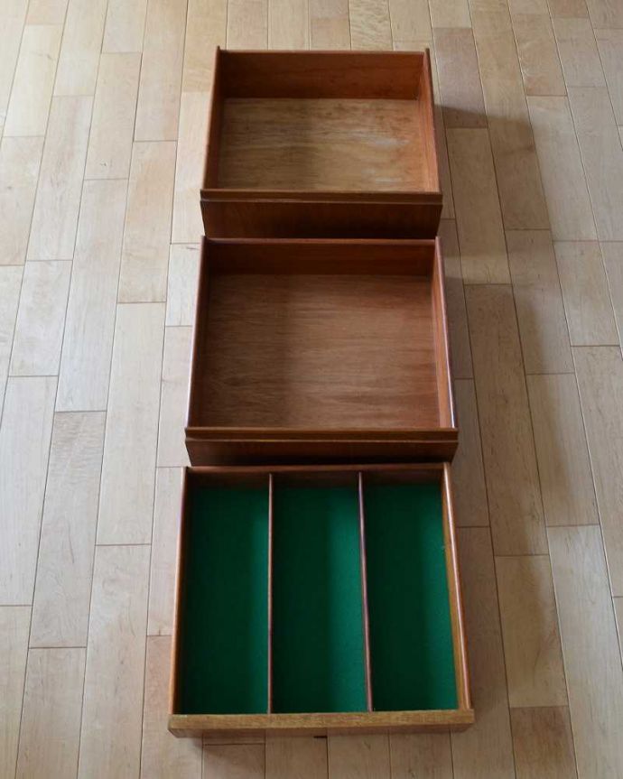 サイドボード　アンティーク家具　北欧スタイルのオシャレなヴィンテージ家具、使いやすいサイズのサイドボード。キレイにお直ししました引き出しの中も修復の際、専門の職人がキレイにしました。(x-1091-f)