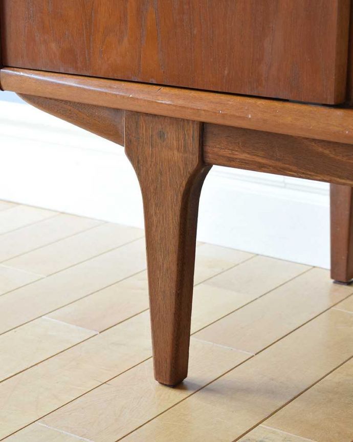 サイドボード　アンティーク家具　北欧スタイルのオシャレなヴィンテージ家具、使いやすいサイズのサイドボード。スッキリとした脚の裏には…Handleの家具の脚裏にはフェルトキーパーをお付けしています。(x-1091-f)