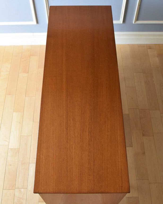 サイドボード　アンティーク家具　北欧スタイルのオシャレなヴィンテージ家具、使いやすいサイズのサイドボード。天板の塗装もキレイに仕上げましたヴィンテージの家具は修復方法が様々。(x-1091-f)