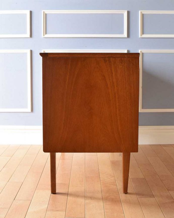 サイドボード　アンティーク家具　北欧スタイルのオシャレなヴィンテージ家具、使いやすいサイズのサイドボード。横から見てもスッキリどこから見てもスッキリとしてステキなヴィンテージ。(x-1091-f)