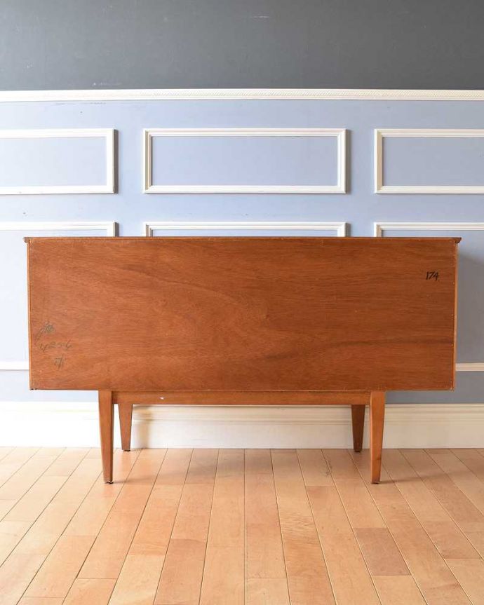 サイドボード　アンティーク家具　北欧スタイルのオシャレなヴィンテージ家具、使いやすいサイズのサイドボード。もちろん後ろ姿もキレイですビンテージは新品ではないので、もちろん経年変化によるキズはあります。(x-1091-f)