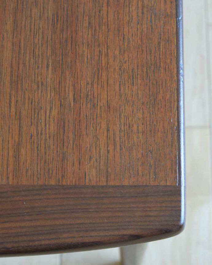 G-PLAN(Gプラン) アンティーク家具 カッコイイG-PLAN、リビングがお洒落になる北欧スタイルのセンターテーブル。近づいて見てみると・・・天板を近くで見て下さい。(x-1092-f)