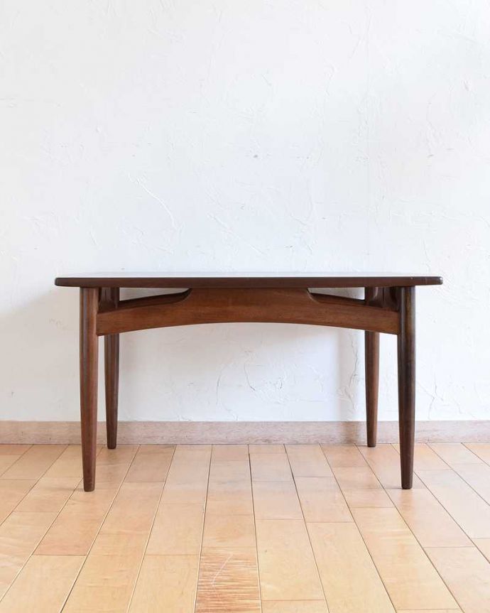 G-PLAN(Gプラン) アンティーク家具 カッコイイG-PLAN、リビングがお洒落になる北欧スタイルのセンターテーブル。360度、どこから見てもカッコいい!アンティークは新品ではないので、もちろん経年変化によるキズはありますが、専門の職人がしっかりお直しをしているので、どの角度から見てもキレイです。(x-1092-f)