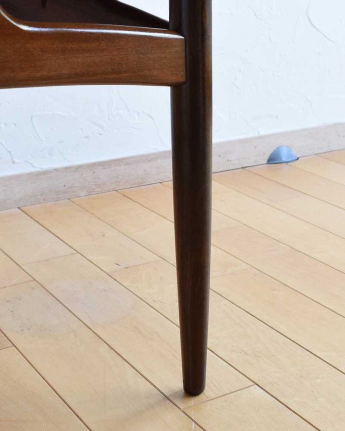 G-PLAN(Gプラン) アンティーク家具 カッコイイG-PLAN、リビングがお洒落になる北欧スタイルのセンターテーブル。持ち上げなくても移動できます!Handleのアンティークは、脚の裏にフェルトキーパーをお付けしていますので、床を滑らせてれば移動が簡単です。(x-1092-f)