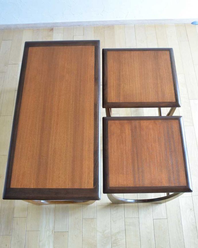 G-PLAN(Gプラン) アンティーク家具 デンマークデザイナーのヴィンテージ家具、3台セットでお届けするG-PLANのネストテーブル。3つを並べて上から見てみましょうHandleではアンティーク家具専門の職人が見えない場所にもこだわっています。(x-1093-f)