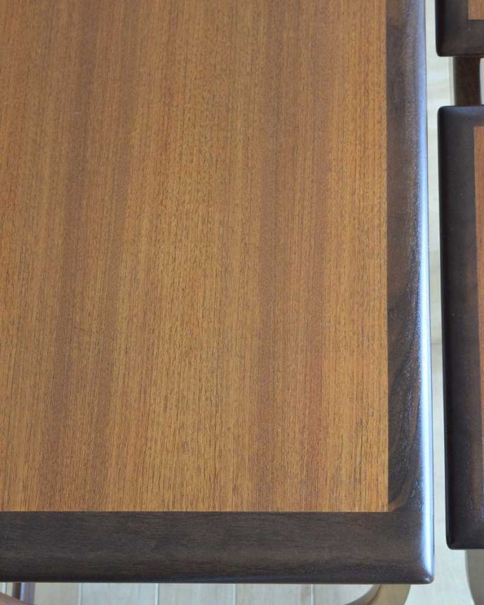 G-PLAN(Gプラン) アンティーク家具 デンマークデザイナーのヴィンテージ家具、3台セットでお届けするG-PLANのネストテーブル。近くで見てみると・・・修復の際、塗装も一度剥離してキレイに修復しているのでピッカピカです。(x-1093-f)