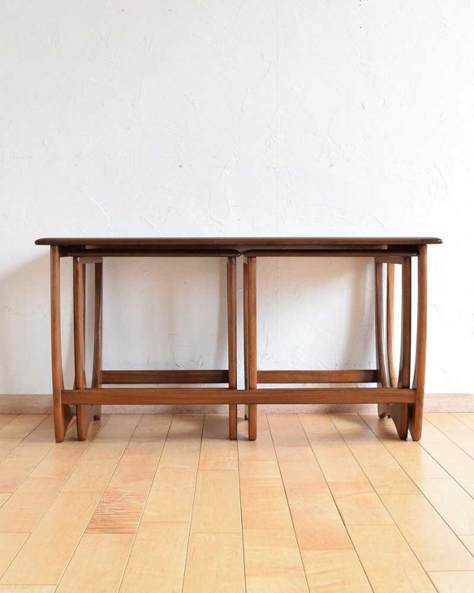 G-PLAN(Gプラン) アンティーク家具 デンマークデザイナーのヴィンテージ家具、3台セットでお届けするG-PLANのネストテーブル。横から見てみると・・・3つがキレイに重なって、さらにスッキリとカッコイイ姿。(x-1093-f)