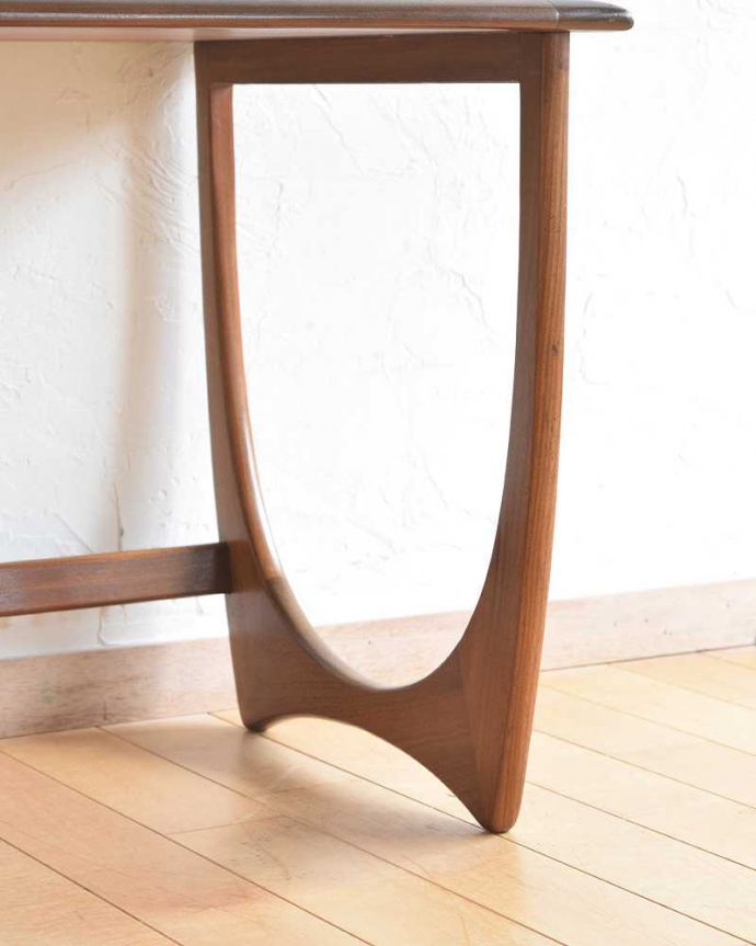 G-PLAN(Gプラン) アンティーク家具 デンマークデザイナーのヴィンテージ家具、3台セットでお届けするG-PLANのネストテーブル。持ち上げなくても移動できます!Handleのアンティークは、脚の裏にフェルトキーパーをお付けしていますので、床を滑らせてれば移動が簡単です。(x-1093-f)