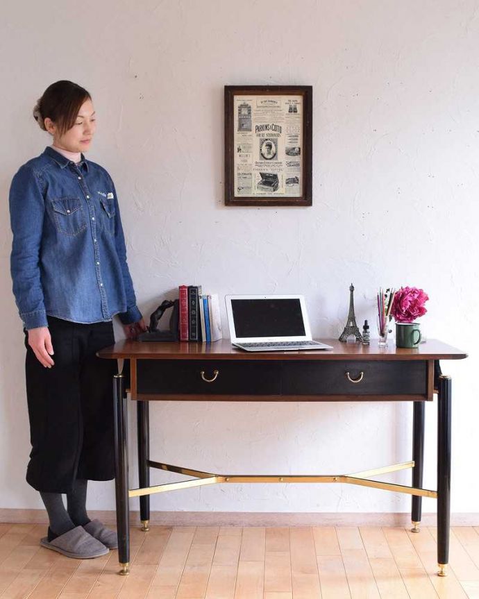 G-PLAN(Gプラン)　アンティーク家具　トラー&ブラックシリーズのヴィンテージ家具、かっこいいデスク（Tola&Black）。スタイリッシュでカッコいい時間が過ごせるデスク北欧スタイルのデザインがスタイリッシュな雰囲気のヴィンテージのデスク。(x-1094-f)