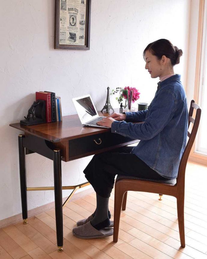 G-PLAN(Gプラン)　アンティーク家具　トラー&ブラックシリーズのヴィンテージ家具、かっこいいデスク（Tola&Black）。仕事の時間も、自分だけの時間も･･･ここに座るだけで、なんだか仕事が出来る自分になった気分。(x-1094-f)