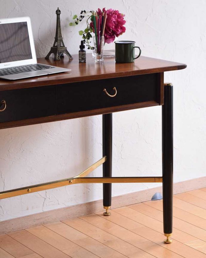 G-PLAN(Gプラン)　アンティーク家具　トラー&ブラックシリーズのヴィンテージ家具、かっこいいデスク（Tola&Black）。どこに置いてもカッコよく似合います。(x-1094-f)