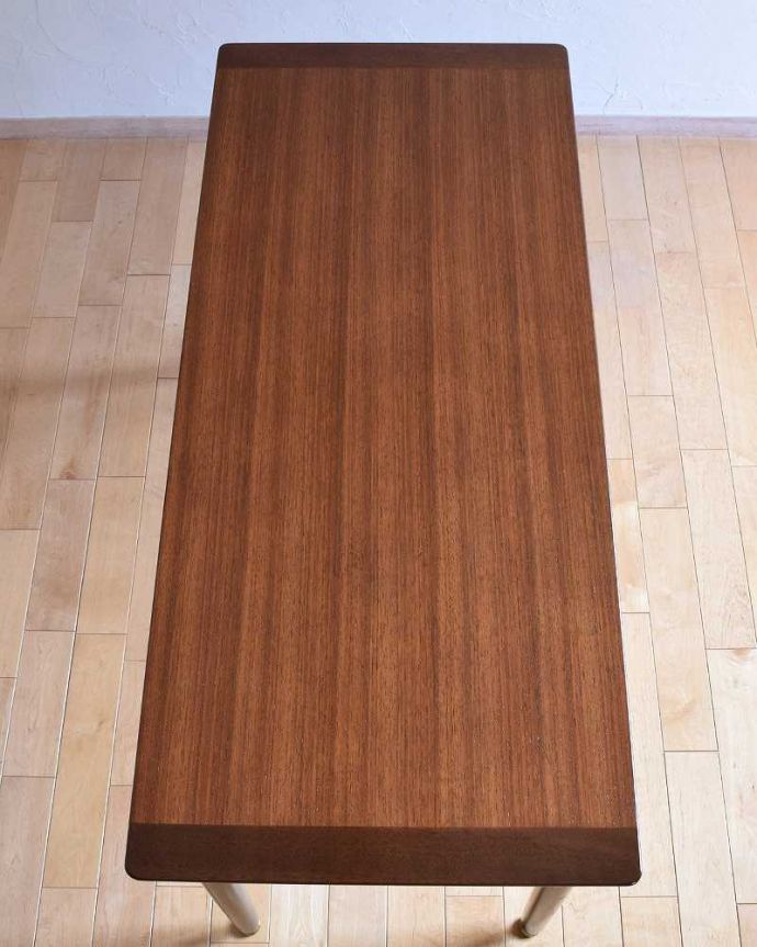 G-PLAN(Gプラン)　アンティーク家具　トラー&ブラックシリーズのヴィンテージ家具、かっこいいデスク（Tola&Black）。やっぱり重要！デスクの天板。(x-1094-f)