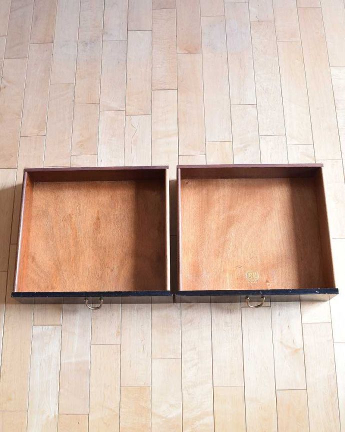 G-PLAN(Gプラン)　アンティーク家具　トラー&ブラックシリーズのヴィンテージ家具、かっこいいデスク（Tola&Black）。引き出しの中も！もちろん引き出しの中もキレイにお直ししてあります。(x-1094-f)