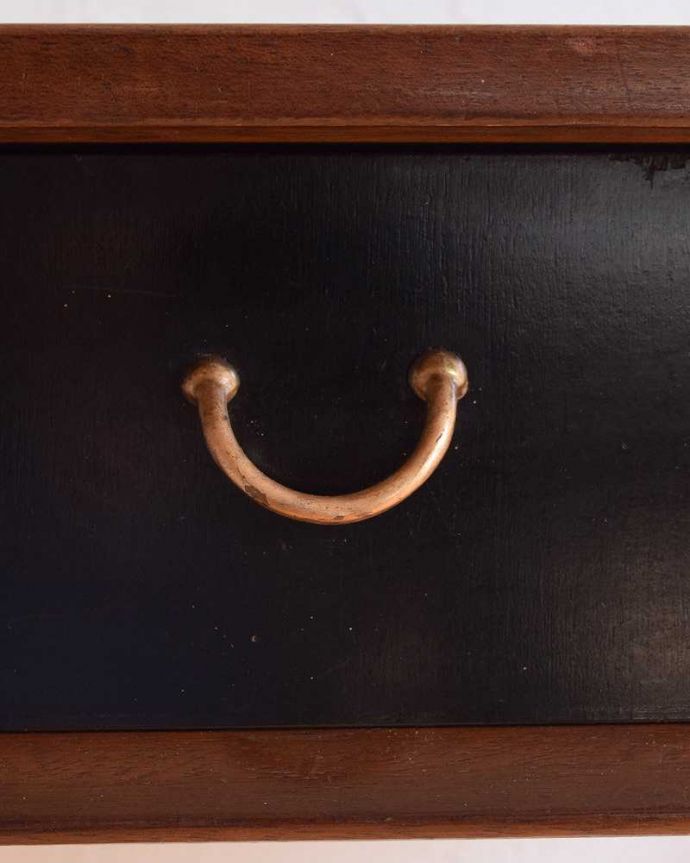 G-PLAN(Gプラン)　アンティーク家具　トラー&ブラックシリーズのヴィンテージ家具、かっこいいデスク（Tola&Black）。こんな場所もクールでカッコいい！取っ手の部分までカッコいい。(x-1094-f)