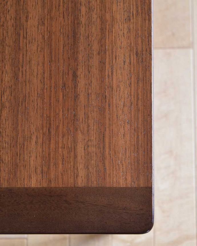 G-PLAN(Gプラン)　アンティーク家具　トラー&ブラックシリーズのヴィンテージ家具、かっこいいデスク（Tola&Black）。天板を近くで見てみると･･･デスクは天板を使う家具なので、塗装もキレイに修復しました。(x-1094-f)