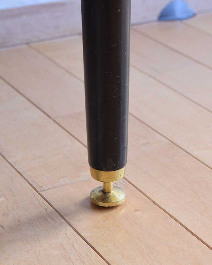 G-PLAN(Gプラン)　アンティーク家具　トラー&ブラックシリーズのヴィンテージ家具、かっこいいデスク（Tola&Black）。女性1人でラクラク運べちゃう仕掛けHandleのアンティークは、脚の裏にフェルトキーパーをお付けしています。(x-1094-f)