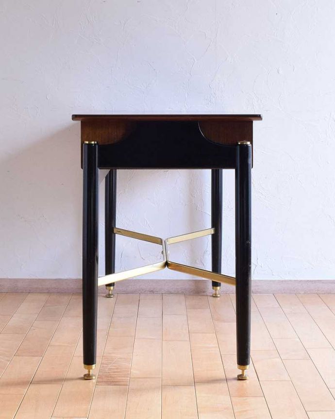 G-PLAN(Gプラン)　アンティーク家具　トラー&ブラックシリーズのヴィンテージ家具、かっこいいデスク（Tola&Black）。横顔もカッコイイ！北欧スタイルの家具は、横顔もクール。(x-1094-f)