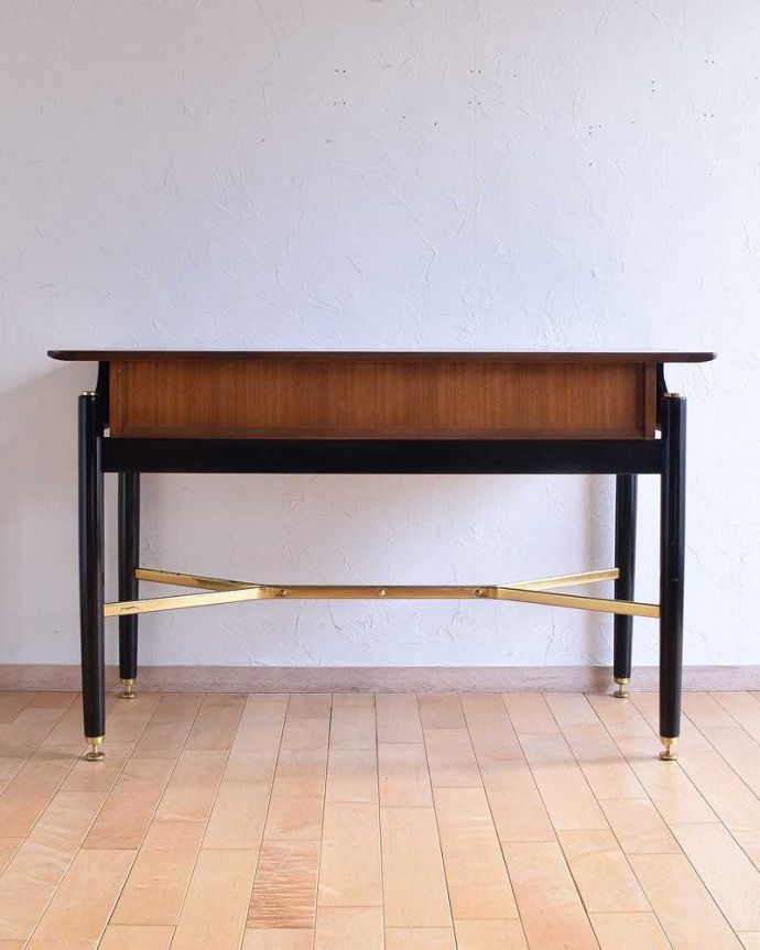 G-PLAN(Gプラン)　アンティーク家具　トラー&ブラックシリーズのヴィンテージ家具、かっこいいデスク（Tola&Black）。後ろ姿もキレイなんです。(x-1094-f)