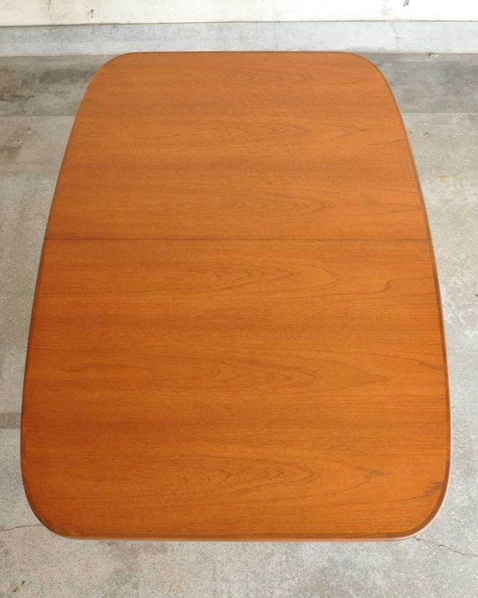 G-PLAN(Gプラン)　アンティーク家具　G-planのヴィンテージ家具、チーク材の伸張式のダイニングテーブル 。上から見るとこんな形天板を足す前はこんな形です。(x-1096-f)