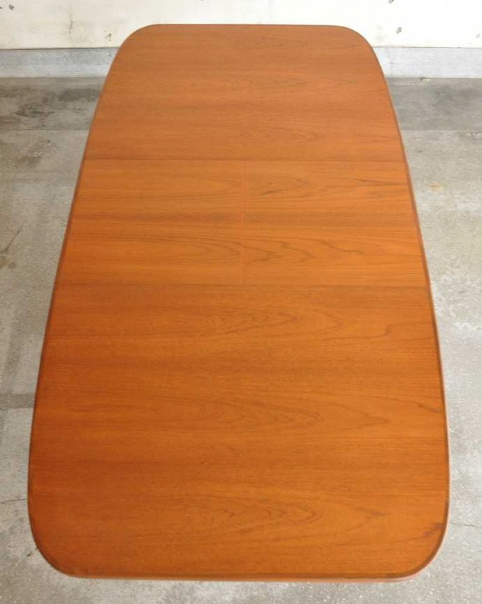 G-PLAN(Gプラン)　アンティーク家具　G-planのヴィンテージ家具、チーク材の伸張式のダイニングテーブル 。天板もピカピカにお直ししました。(x-1096-f)