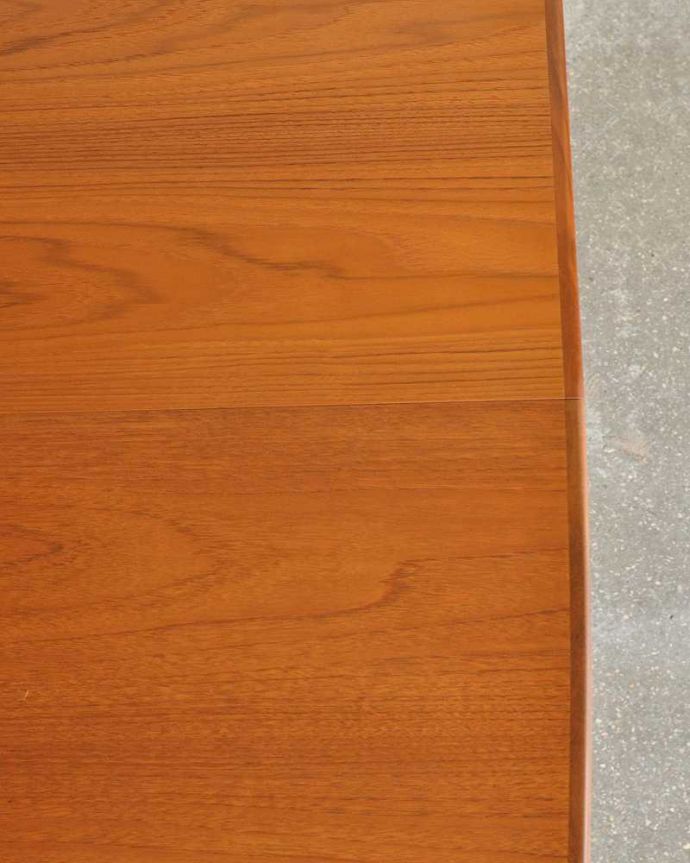 G-PLAN(Gプラン)　アンティーク家具　G-planのヴィンテージ家具、チーク材の伸張式のダイニングテーブル 。シンプルな木目がカッコイイ天板を近くで見てみるとこんな感じです。(x-1096-f)