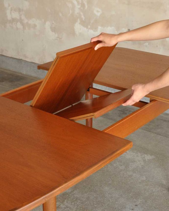 G-PLAN(Gプラン)　アンティーク家具　G-planのヴィンテージ家具、チーク材の伸張式のダイニングテーブル 。あっという間にサイズ変更OK！天板の真ん中から新しい天板が出てきます。(x-1096-f)