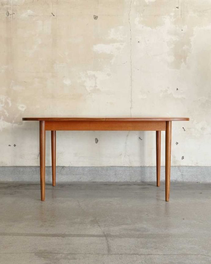 G-PLAN(Gプラン)　アンティーク家具　G-planのヴィンテージ家具、チーク材の伸張式のダイニングテーブル 。横から見た姿は…シンプルなデザインなので、どんなお部屋にも似合っちゃうんです。(x-1096-f)