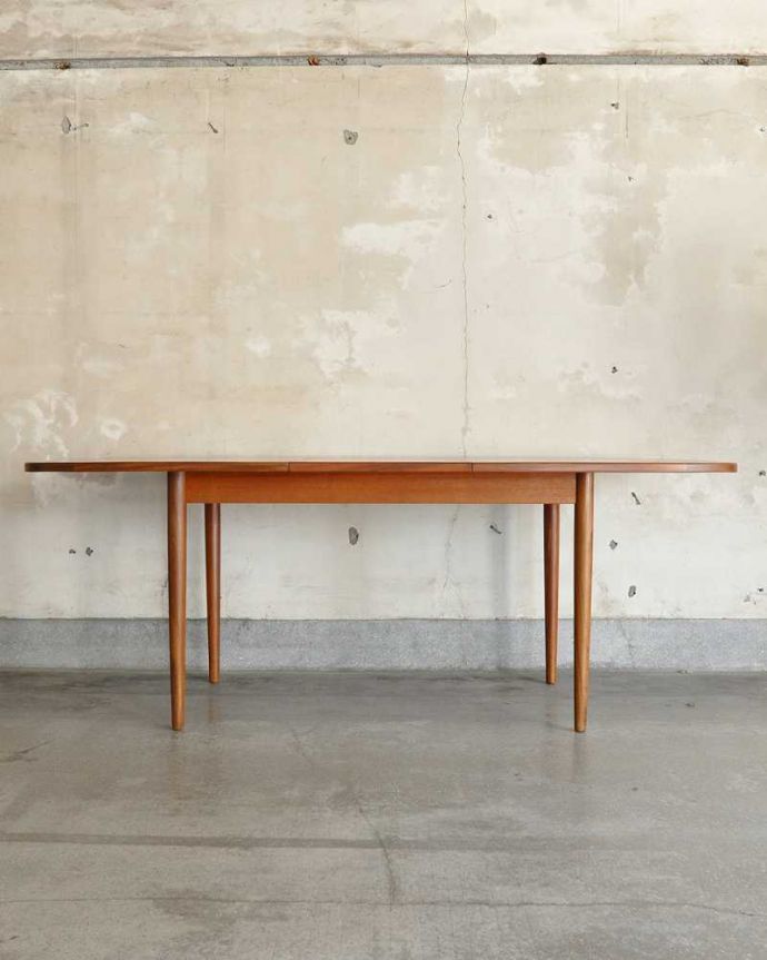 G-PLAN(Gプラン)　アンティーク家具　G-planのヴィンテージ家具、チーク材の伸張式のダイニングテーブル 。天板を広げると･･･もちろん広げたままの状態でもお使い頂けます。(x-1096-f)