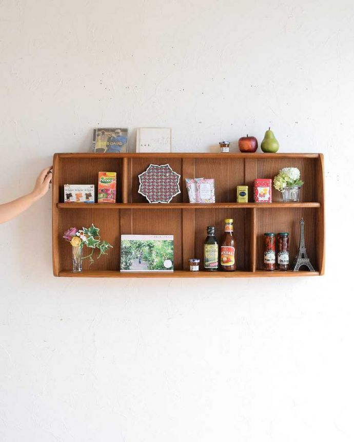 アーコールの家具 アンティーク家具 アーコールのヴィンテージ家具、壁付けのウォールラック(シェルフ)。壁をオシャレにしてくれるシェルフ北欧スタイルの壁付けシェルフは取り付けた瞬間、お部屋をオシャレに魅せてくれる魔法のアイテムです。(x-1098-f)