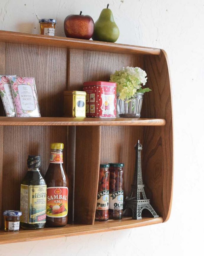 アーコールの家具 アンティーク家具 アーコールのヴィンテージ家具、壁付けのウォールラック(シェルフ)。クールな表情から感じるぬくもりシンプルでカッコいいデザインの中に見えるほっこりとしたぬくもり。(x-1098-f)