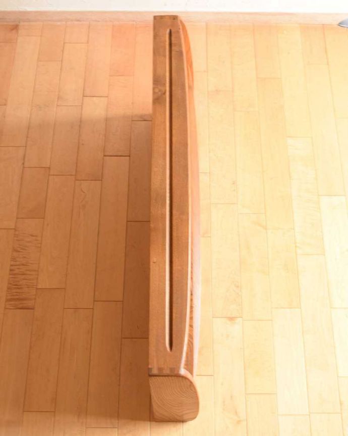 アーコールの家具 アンティーク家具 アーコールのヴィンテージ家具、壁付けのウォールラック(シェルフ)。上から見ると分かるプレートを立てる溝天板もこんな感じで、きちんと仕上げました。(x-1098-f)