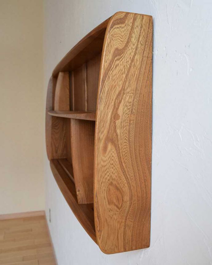 アーコールの家具 アンティーク家具 アーコールのヴィンテージ家具、壁付けのウォールラック(シェルフ)。横から見ると、こんなデザインですもちろん横顔だってキレイ!どこから見ても壁に映えてオシャレです。(x-1098-f)