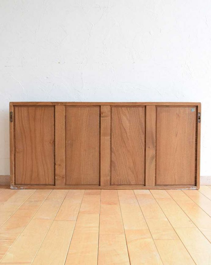 アーコールの家具 アンティーク家具 アーコールのヴィンテージ家具、壁付けのウォールラック(シェルフ)。後ろ側を見てみると・・・ビンテージなので、もちろん経年変化によるキズはありますが、職人がキレイに修復しました。(x-1098-f)