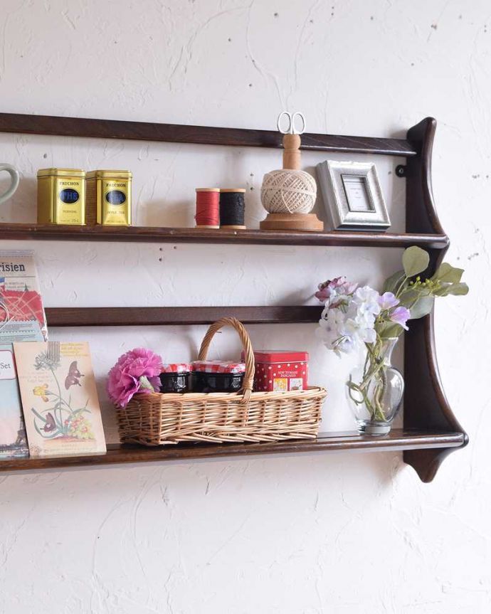 アーコールの家具　アンティーク家具　アーコール社のヴィンテージのウォールラック（プレートシェルフ）。クールな表情から感じるぬくもりシンプルでカッコいいデザインの中に見えるほっこりとしたぬくもり。(x-1100-f)