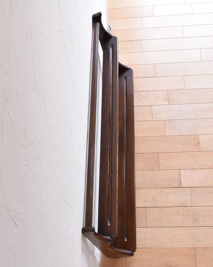 アーコールの家具　アンティーク家具　アーコール社のヴィンテージのウォールラック（プレートシェルフ）。上から見ると分かるプレートを立てる溝天板もこんな感じで、きちんと仕上げました。(x-1100-f)