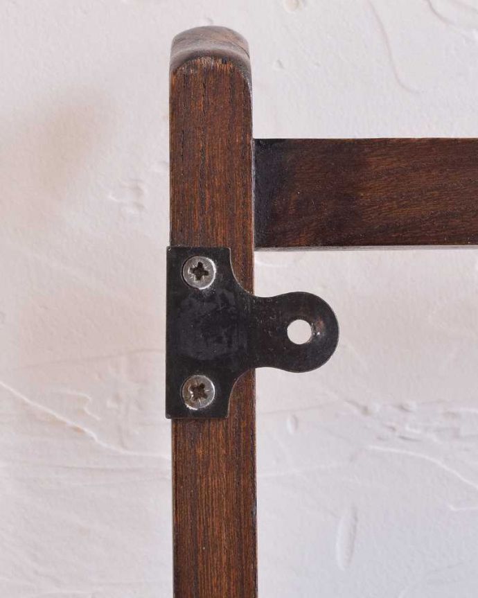 アーコールの家具　アンティーク家具　アーコール社のヴィンテージのウォールラック（プレートシェルフ）。壁に取り付け出来ます。(x-1100-f)