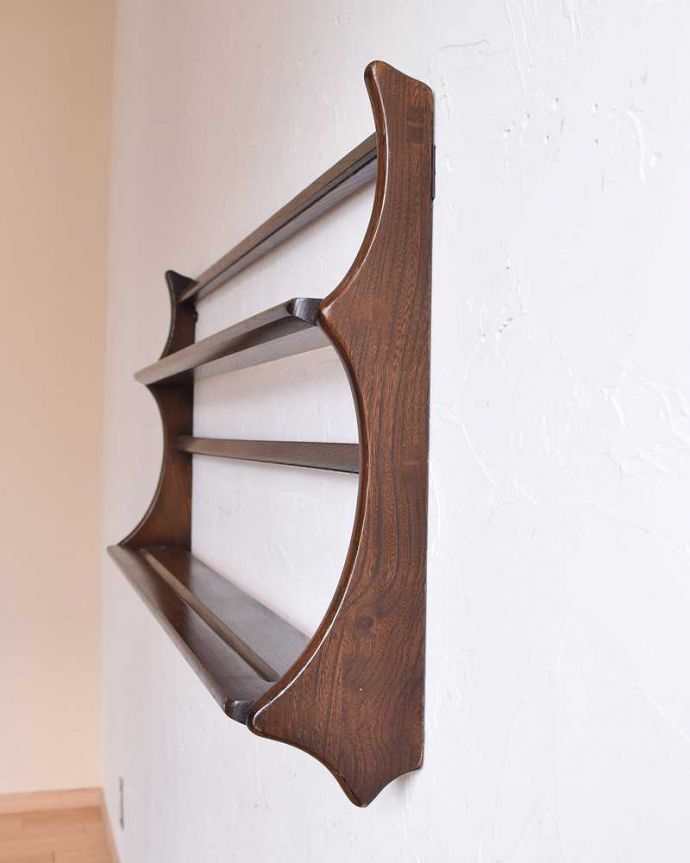 アーコールの家具　アンティーク家具　アーコール社のヴィンテージのウォールラック（プレートシェルフ）。横から見ると、こんなデザインですもちろん横顔だってキレイ！どこから見ても壁に映えてオシャレです。(x-1100-f)