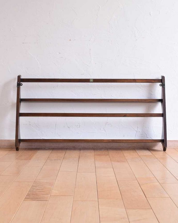 アーコールの家具　アンティーク家具　アーコール社のヴィンテージのウォールラック（プレートシェルフ）。後ろ側を見てみると･･･ビンテージなので、もちろん経年変化によるキズはありますが、職人がキレイに修復しました。(x-1100-f)