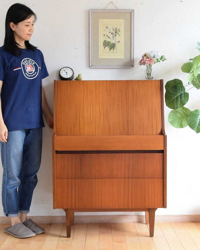 ビューロー アンティーク家具 北欧スタイルのインテリア、ヴィンテージビューローデスク(机)。スッキリとした立ち姿がカッコいい北欧スタイルの家具カッコいいお部屋を作りたい方におススメの北欧デザインの家具。(x-1101-f)